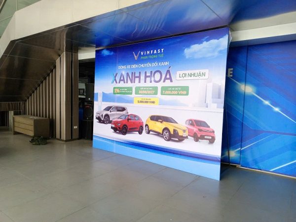 In backrop giới thiệu xe ô tô điện