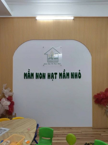 Làm biển chữ nổi mặt mica